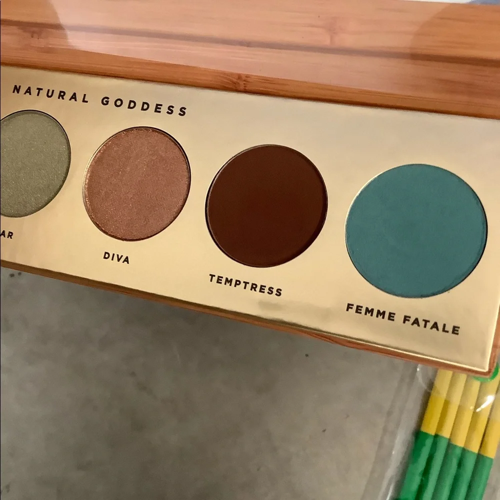BUTTER‎ LONDON EYESHADOW PALETTE BRUSHES BY LAVISH